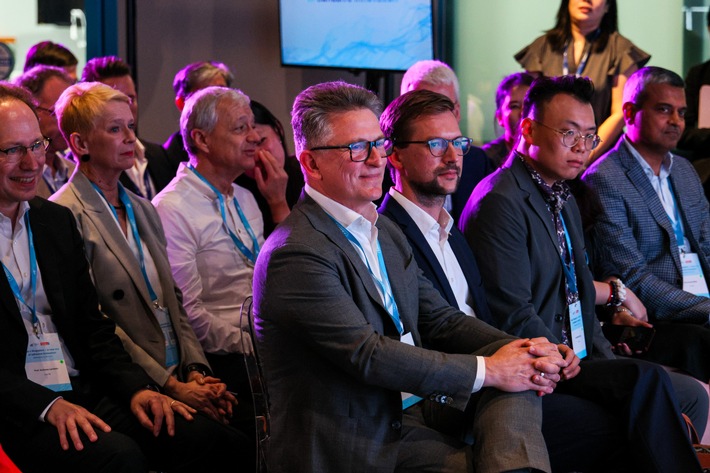 Kleben, entkleben, recyceln: tesa eröffnet neues Debonding on Demand Labor in Singapur