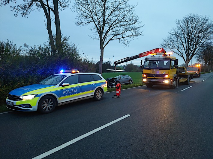 POL-HM: Pkw kommt auf der B442 bei Bäntorf von der Fahrbahn ab und prallt gegen Baum