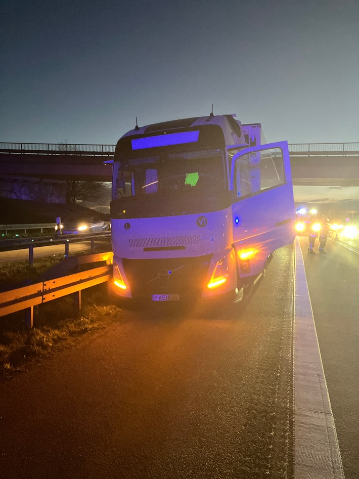 POL-WI: Sattelzug verursacht größeren Leitplankenschaden auf der A66 bei Wiesbaden