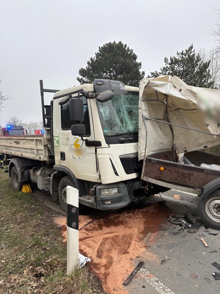 FW Ense: Arbeitsreicher Tag für die Feuerwehr Ense am Dienstag / Einsatzkräfte werden bei Großbrand und Verkehrsunfall gefordert