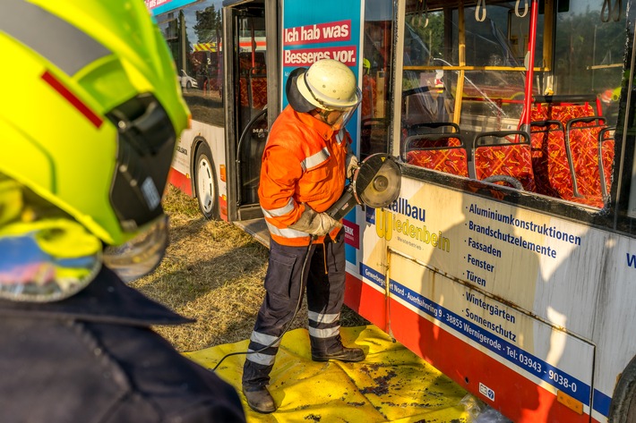 FW Flotwedel: Mehrere Verletzte nach Busunfall / Feuerwehr und Rettungsdienst proben den Ernstfall