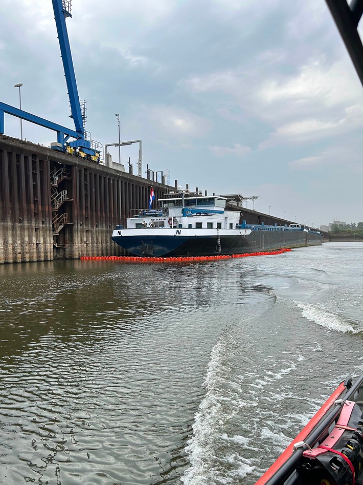 FW-NE: Hydrauliköl tritt aus Güterschiff aus | Feuerwehr setzt Ölsperren im Neusser Hafen