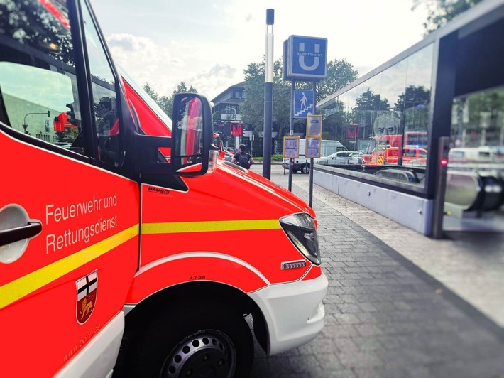 FW-BN: Personenunfall im U-Bahnhaltepunkt Heussallee - eine Person schwer verletzt unter Straßenbahn