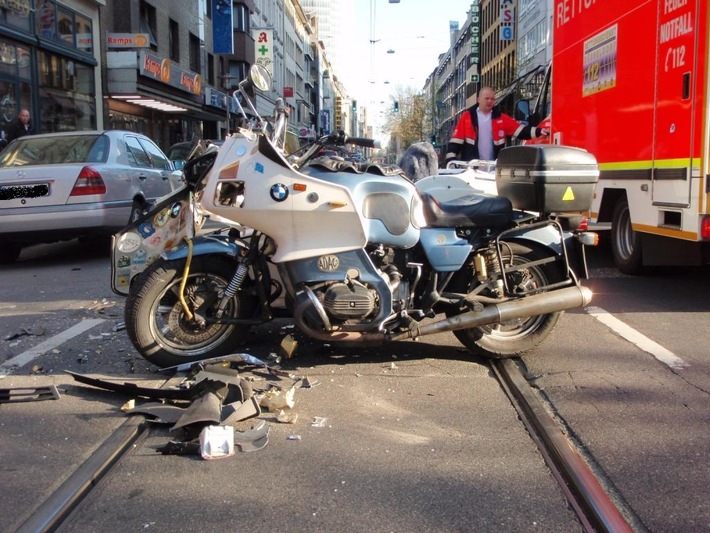 POL-D: Senioren-Pärchen bei Unfall in Friedrichstadt schwer verletzt - Tiefstehende Sonne nahm Unfallverursacher die Sicht - Altes Motorrad-Gespann stark beschädigt