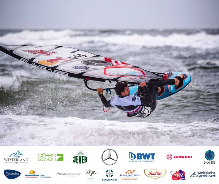 Philip Köster erobert die Spitze der Weltrangliste am stürmischen Montag beim Mercedes-Benz Windsurf World Cup Sylt 2019