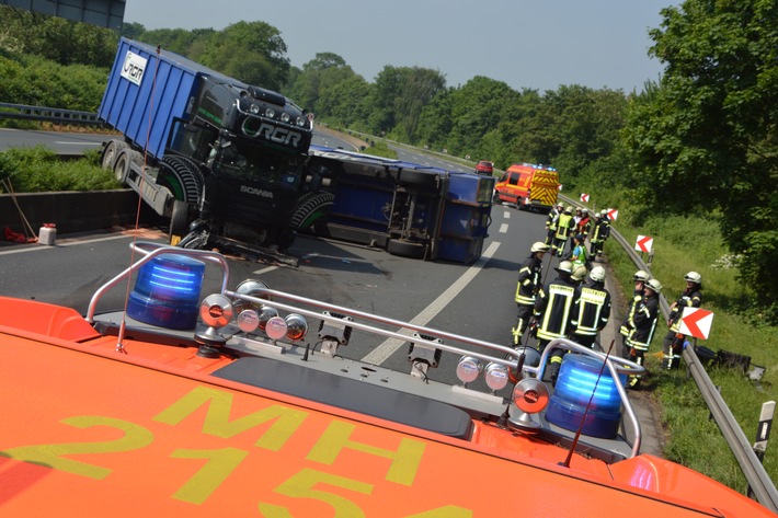 FW-MH: Schwerer LKW Unfall auf der A 40