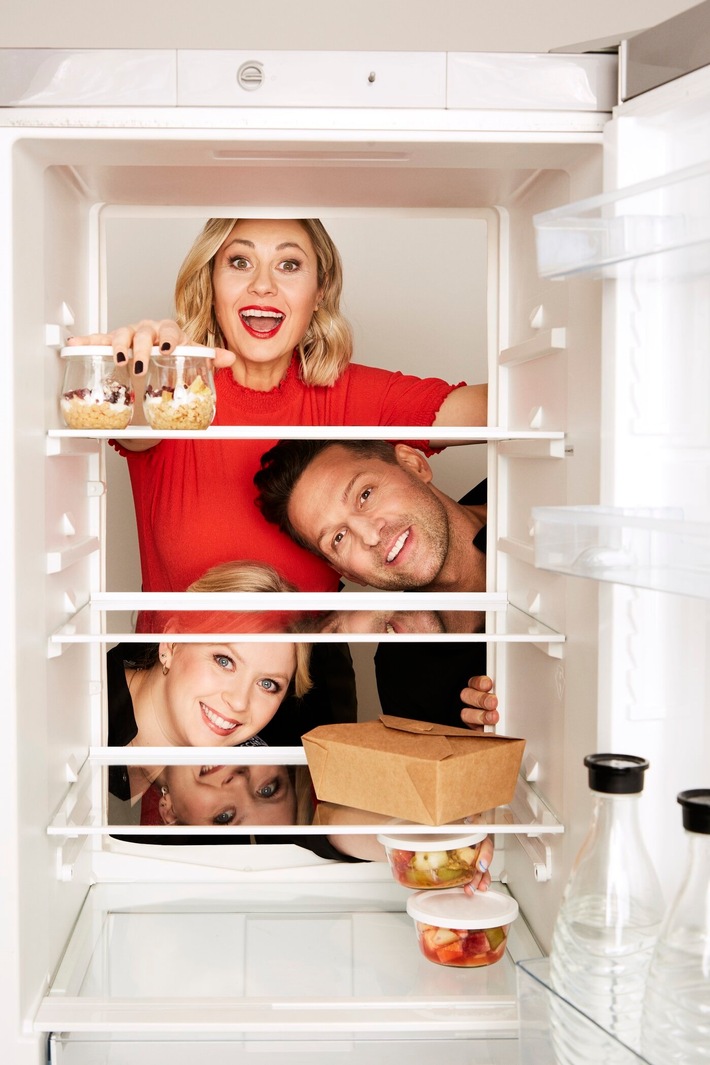 Was der Kühlschrank so hergibt. In der neuen SAT.1-Prime-Time-Show &quot;Kühlschrank öffne dich!&quot; kochen Alexander Kumptner und Hanna Reder gegen Spitzenköch:innen