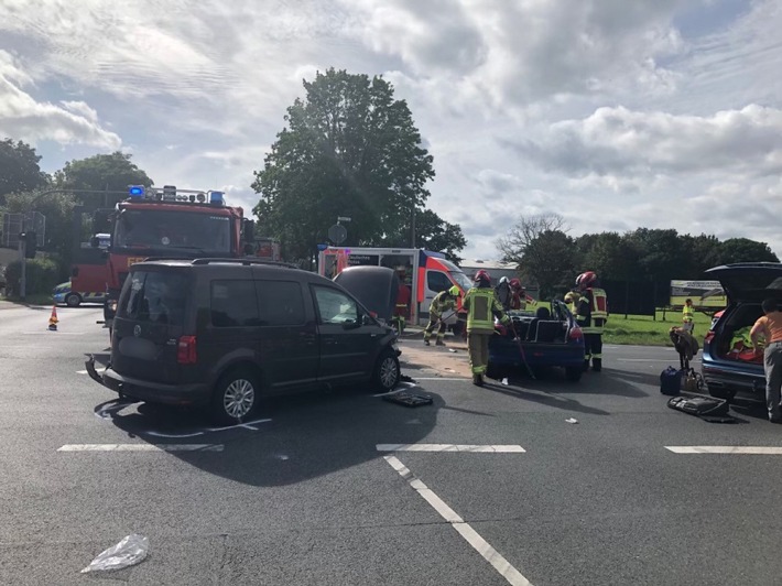 POL-WES: Alpen - Unfall auf Grünthal-Kreuzung sorgt für erhebliche Verkehrsstörungen.