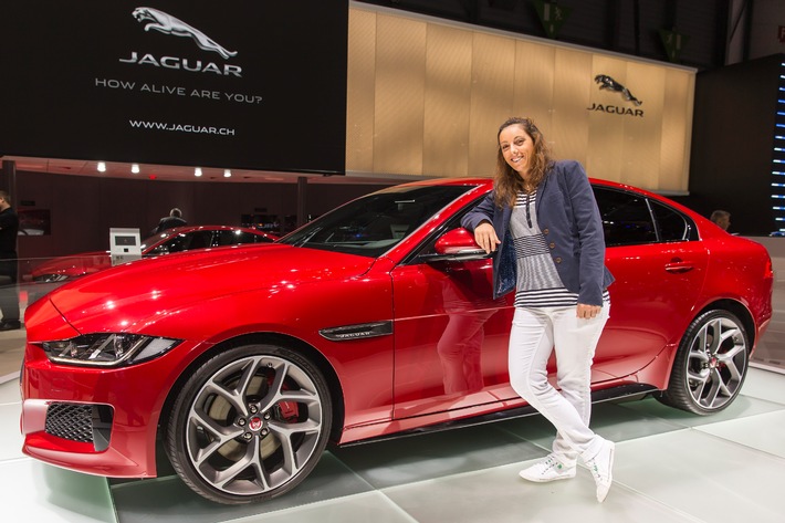 La joueuse de golf professionnelle Anaïs Maggetti effectue son swing au Salon de l&#039;Automobile de Genève