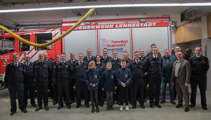 FW-OE: Jahresdienstbesprechung des Einsatzbereichs 4 der Feuerwehr Lennestadt - 100 Jahre Löschgruppe Saalhausen
