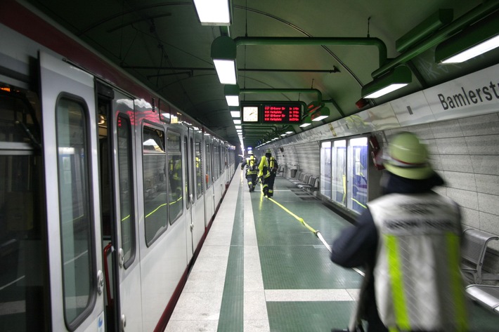 FW-E: Brandrauch in U-Bahn, Fahrer räumt den Zug vollständig