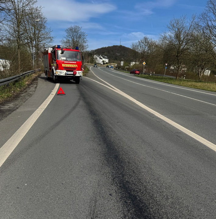 FW-EN: Feuerwehr am Donnerstag oft gefordert - Patientenrettung in der Ahornstraße und massive Straßenverunreinigung auf der Hagener Straße