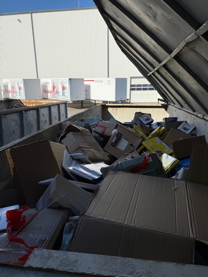HZA-BI: Container aus China beim Zollamt Paderborn gestoppt/Zahlreiche unzulässige sowie das Markenrecht verletzende Waren vernichtet