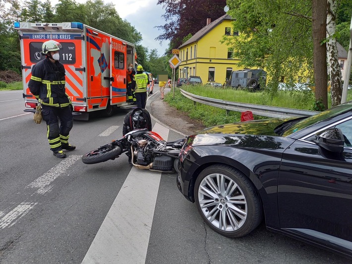 FW-EN: Viel zu tun für die Feuerwehr - Verkehrsunfall, Personensuche und Brandmeldealarm