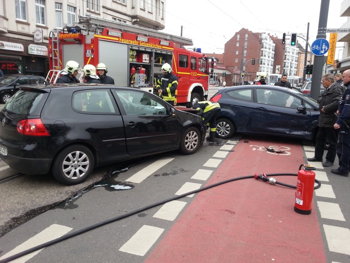 FW-GE: Verkehrsunfall mit drei verletzten Personen.