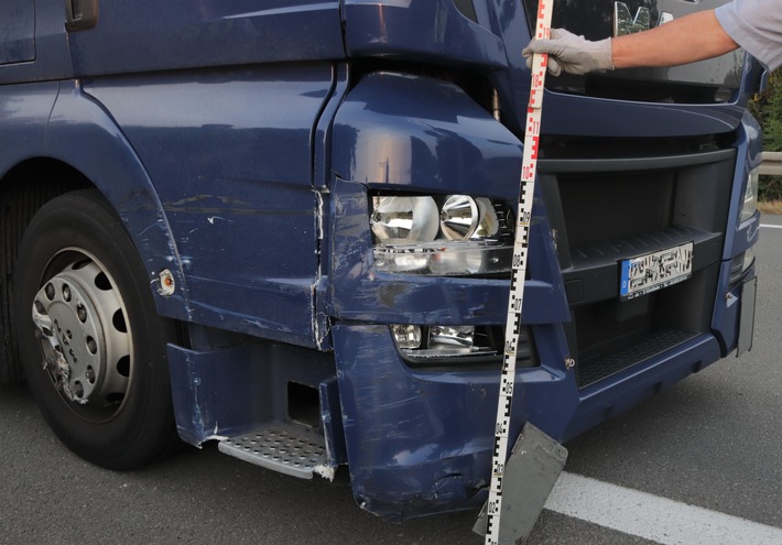 POL-HX: Medizinischer Notfall am Steuer: LKW fährt Schlangenlinien