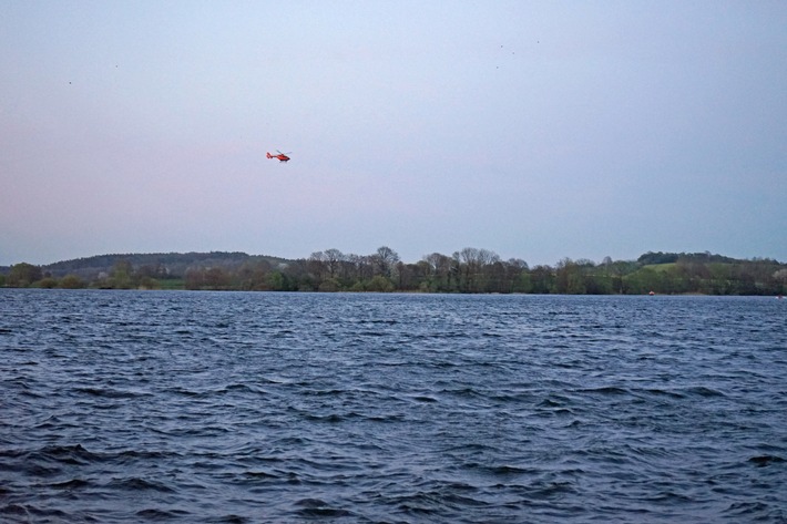 FW Bad Segeberg: Surfer auf dem Großen Segeberger See vermisst - Großaufgebot von Rettungskräften