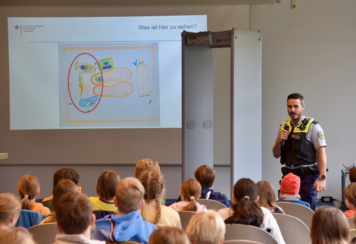 BPOL-AKAD: MiniMASTER Lübeck: Kinder entdecken die Welt des Studierens