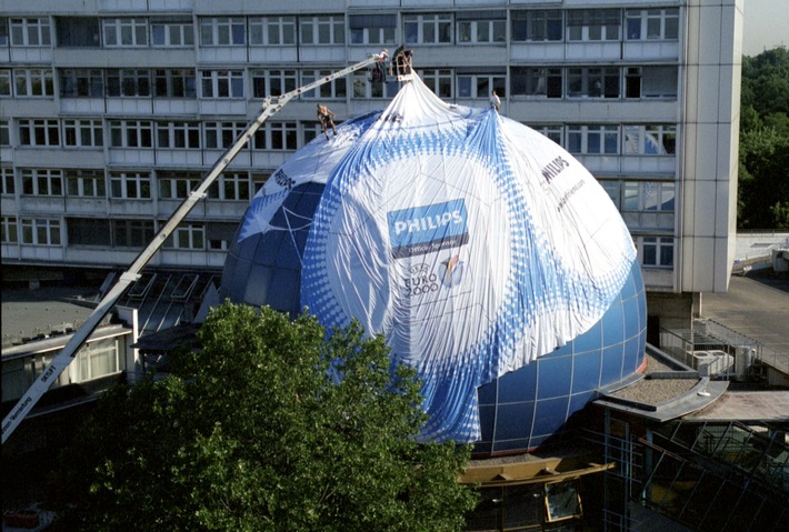 Berlin: Philips verhüllt die "Blaue Kugel" / Größtes Fußball-Monument zur Europameisterschaft