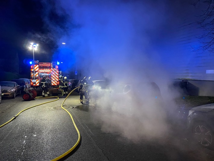 FW-MK: Brennender PKW an der Nußbergstraße