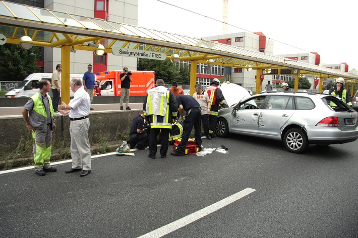 FW-E: Verkehrsunfall auf der A40, eine männliche Person verletzt