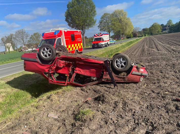 FW Petershagen: PKW liegt nach Verkehrsunfall auf dem Dach
