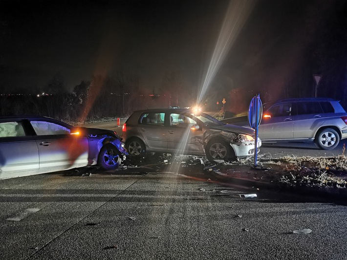 POL-PDNW: Mehrere PKW nach Verkehrsunfall nicht mehr fahrbereit