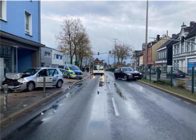 POL-ME: 17-Jähriger verursacht Unfall mit hohem Sachschaden - 2604013