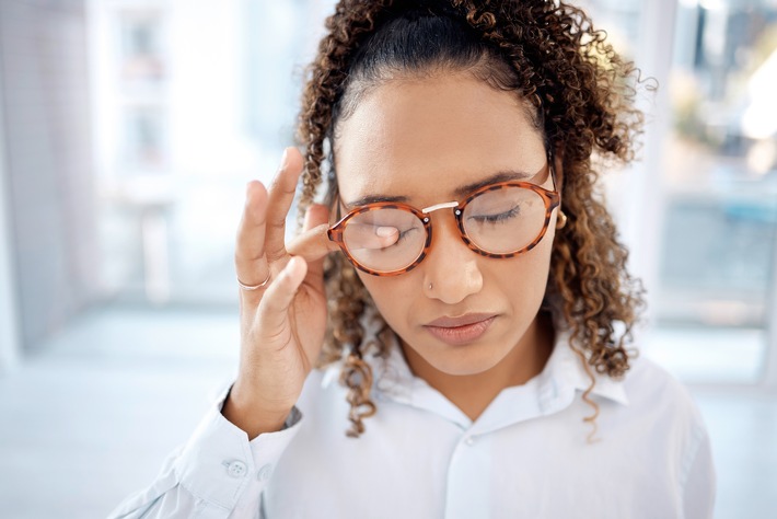 Lidekzem: Was dem Augenlid jetzt hilft / Bei einem Lidekzem juckt die Haut, ist rot und geschwollen / Bei Menschen mit Diabetes ist das Risiko erhöht