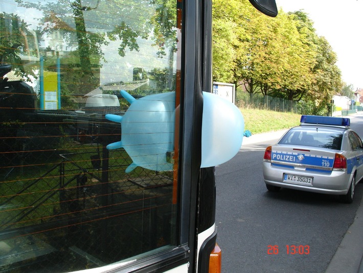 POL-F: 090827 - 1073 Frankfurt-Kalbach: Schrottreifer Schulbus aus dem Verkehr gezogen