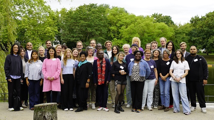 Die Gewinnersongs stehen fest! In Berlin entschied die Jury des Song Contests "Dein Song für EINE WELT!" über die Plätze für das EINE WELT-Album Vol. 6 und kürte die Top 5, die weiterhin im Rennen um den Titel des EINE WELT-Songs sind.

Die Jury des Song Contests bestehend aus prominenten Pat*innen des Wettbewerbs als auch Expert*innen aus den Bereichen Entwicklungspolitik, Musikpädagogik, Medien und nachhaltige Entwicklung hat die besten Songs der diesjährigen Runde ausgewählt. / Weiterer Text über ots und www.presseportal.de/nr/117481 / Die Verwendung dieses Bildes für redaktionelle Zwecke ist unter Beachtung aller mitgeteilten Nutzungsbedingungen zulässig und dann auch honorarfrei. Veröffentlichung ausschließlich mit Bildrechte-Hinweis.