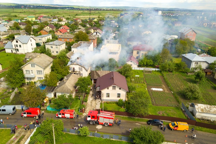 Aerial view of a house on fire with orange flames and white thick smoke. / Weiterer Text über ots und www.presseportal.de/nr/127230 / Die Verwendung dieses Bildes für redaktionelle Zwecke ist unter Beachtung aller mitgeteilten Nutzungsbedingungen zulässig und dann auch honorarfrei. Veröffentlichung ausschließlich mit Bildrechte-Hinweis.