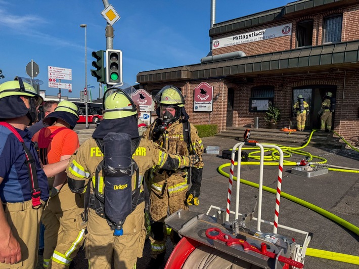 FW-KLE: Fettbrand im Kamin führt zu Großeinsatz in Klever Steakhouse