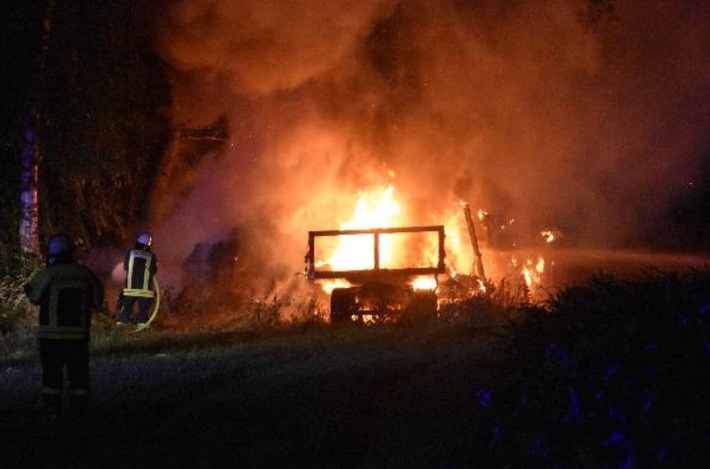 POL-VER: +++ VW-Bus überfährt Kabel +++ Autobahnpolizei mit zwei Festnahmen +++ Aquaplaning auf der Autobahn +++ Lagerhalle brennt ab +++