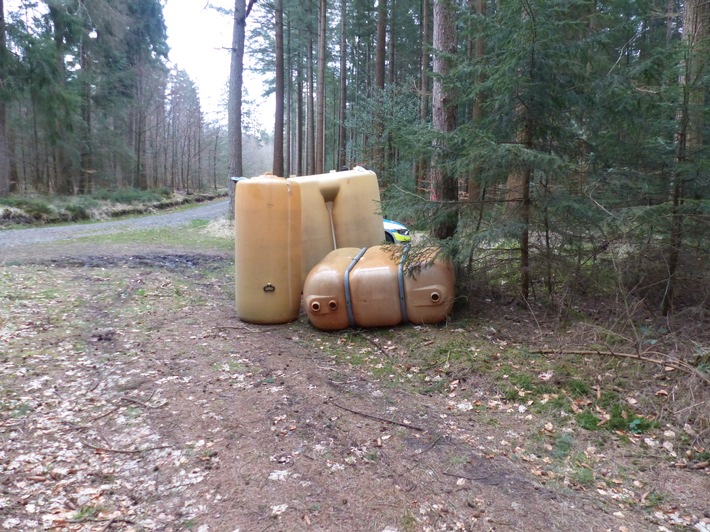 POL-CUX: Erneut illegale Müllentsorgung - alte Öltanks im Wald entsorgt ++++ Erneut viele Anrufe falscher Polizeibeamter bei Senioren ++++ Fahren ohne Fahrerlaubnis