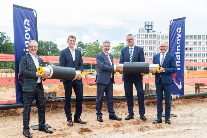 Foto (von links): Dr. Bela Waldhauser, Chief Executive Officer der Telehouse Deutschland GmbH, Ralf Werner, Chief Operating Officer Rhein-Main vom Projektentwickler Instone Real Estate, Frankfurts Oberbürgermeister Peter Feldmann, Dr. Constantin H. Alsheimer, Vorstandsvorsitzender der Mainova AG, und Stefan Bögl, Head of Asset Management aam2core Immobilien Gruppe als Eigentümervertreter der Bayerischen Versorgungskammer mit zwei exemplarischen Wärmetransportrohren. / Weiterer Text über ots und www.presseportal.de/nr/17051 / Die Verwendung dieses Bildes ist für redaktionelle Zwecke unter Beachtung ggf. genannter Nutzungsbedingungen honorarfrei. Veröffentlichung bitte mit Bildrechte-Hinweis.