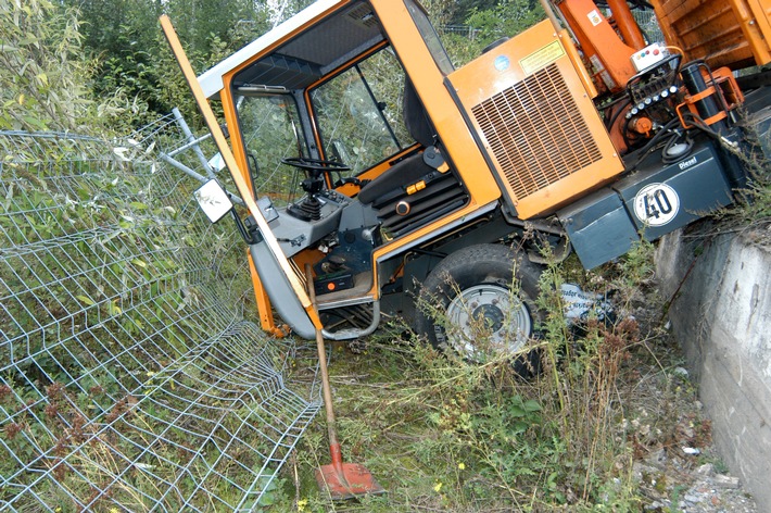 POL-D: Hartnäckiger Ermittler überführt jugendliche Vandalen nach schweren Sachbeschädigungen auf dem Gelände des Heerdter Friedhofs Ihre Berichterstattung vom 28. September 2006 Bilder als Anlage beigefügt