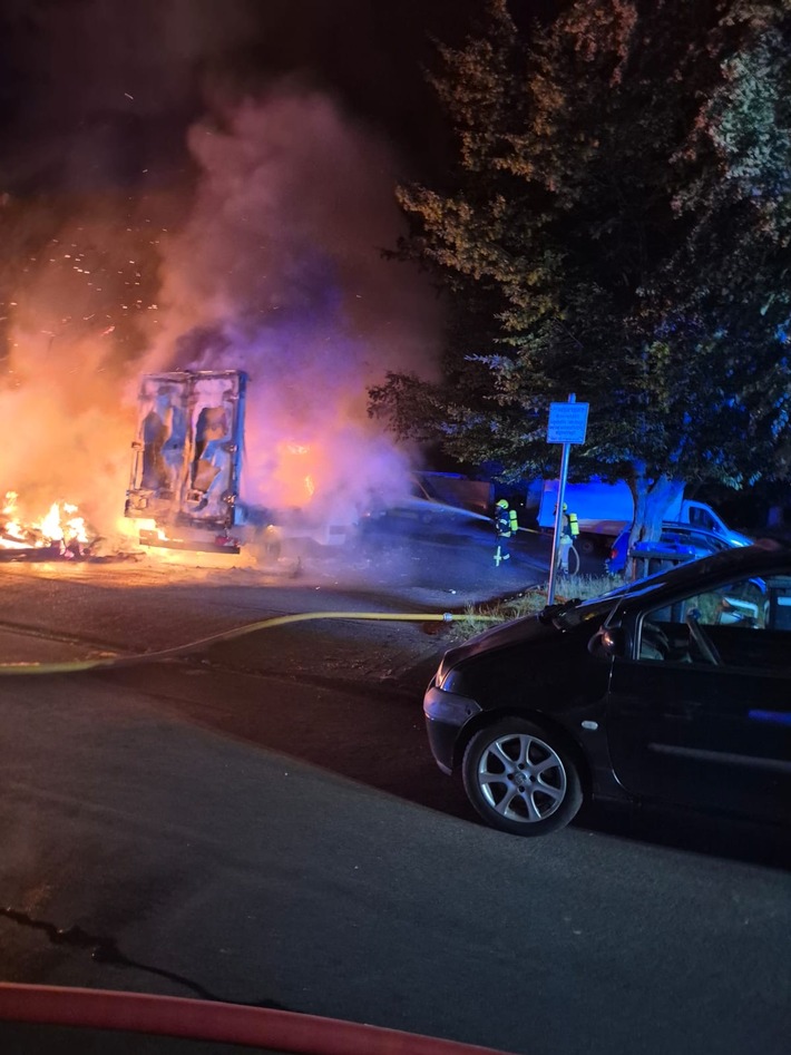 FW-DT: Sprinter und Sperrmüll in Vollbrand