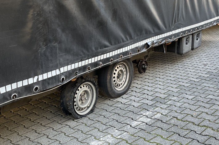 POL-OF: Abgefahrene Reifen - Reifenreste - gar keine Reifen: Desolater Anhänger an die Kralle gelegt; empfindliche Strafen für Fahrer und Halter
