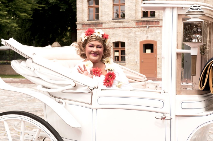 Cindy aus Marzahn überrascht Brautpaar mit Buletten-Torte - bei "Die Promi-Hochzeitsplaner" am 20. Oktober 2013 um 18:00 Uhr in SAT.1 (BILD)