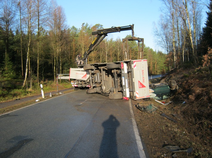 POL-WL: Holm Seppensen - Verkehrsunfall ++ Wulfsen - Angriff mit Elektroschocker ++ Winsen/L. - Einbruch in Sportlerheim ++  Nenndorf - Tageswohnungseinbruch ++ und weitere Meldungen