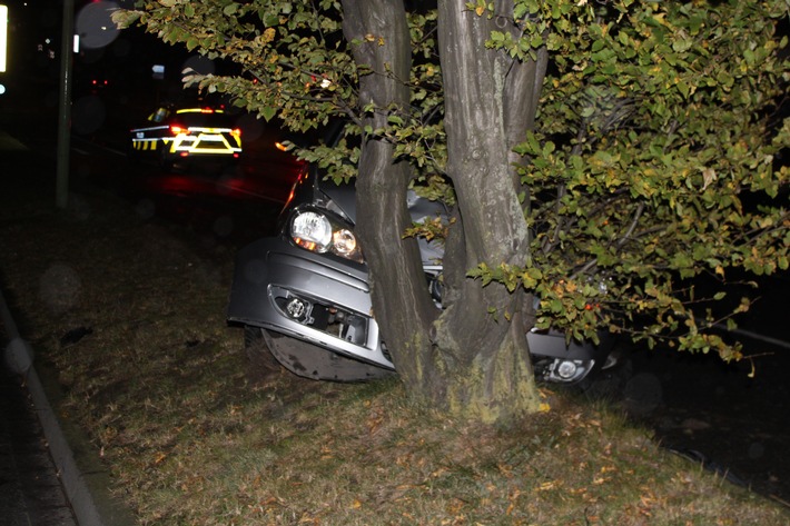 POL-HA: Frau fährt unter Alkoholeinfluss gegen Baum und flüchtet von Unfallstelle