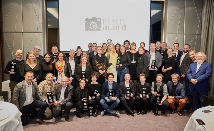 Am 2. November verleiht news aktuell im Hotel Le Méridien in Hamburg den PR-Bild Award 2023. Die dpa-Tochter vergibt den PR-Bild Award zum 18. Mal. Das Foto zeigt die Gewinnerinnen und Gewinner, die Jury und die news aktuell-Geschäftsführerin und PR-Bild-Award-Initiatorin Edith Stier-Thompson bei der Preisverleihung des PR-Bild Award 2022. / Weiterer Text über ots und www.presseportal.de/nr/6344 / Die Verwendung dieses Bildes für redaktionelle Zwecke ist unter Beachtung aller mitgeteilten Nutzungsbedingungen zulässig und dann auch honorarfrei. Veröffentlichung ausschließlich mit Bildrechte-Hinweis.