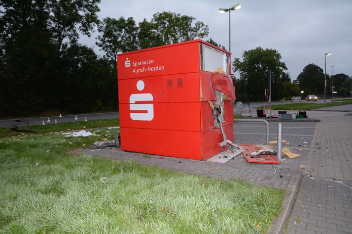 POL-AUR: FOTO: Ihlow/Riepe - Geldautomat auf Parkplatz gesprengt