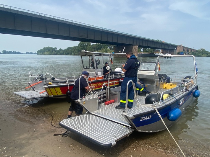 FW Frankenthal: Drei Personen aus dem Rhein gerettet