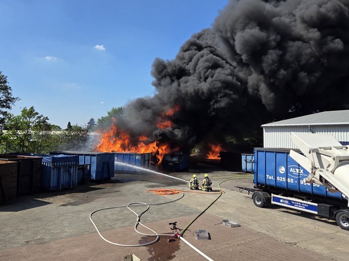 FW Gronau: Erstmeldung - Großbrand im Bereich des alten Postwegs in Gronau