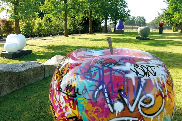 Bild zum Beitrag: 400 Kilo schwerer Bronzeapfel / Einzigartige Ausstellung gigantischer Frucht-Skulpturen im Garten von Ehren, Vernissage am 29. September 2018, 14 - 16 Uhr 