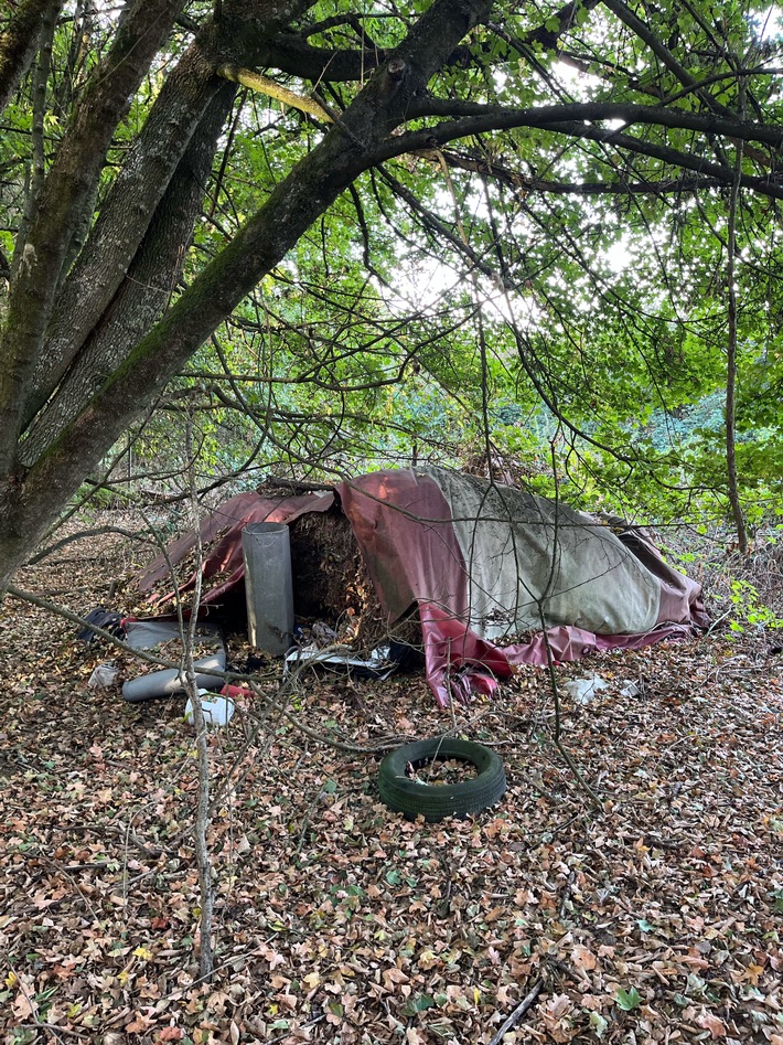 POL-NE: Spaziergänger finden Skelett im Wald