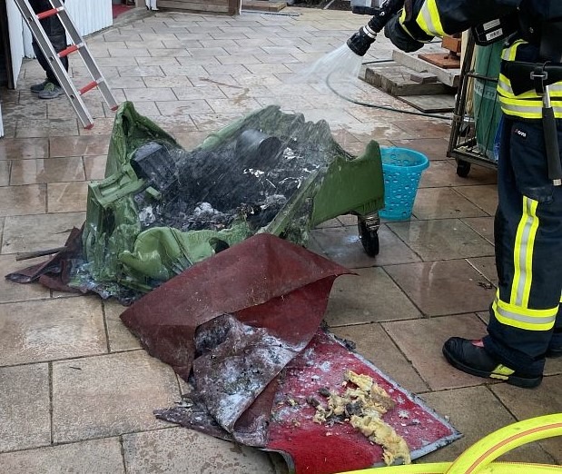 POL-MA: Schwetzingen, Rhein-Neckar-Kreis: Hotelgaragen geraten in Brand; 15.000 Euro Sachschaden; Feuerwehrmann leicht verletzt