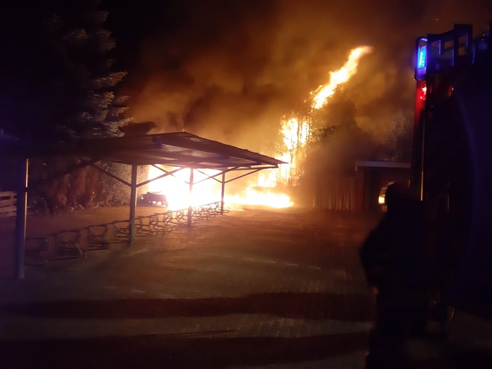 POL-WHV: Brand mehrerer Abfallsammelbehälter in der Nähe der Grundschule in Schortens - Polizei bittet um Hinweise (2 Fotos)